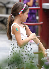 组图：凯蒂-赫尔姆斯带苏瑞玩耍显露母爱