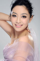 组图：陈秀丽曝清新写真 薄纱绕身宛若精灵