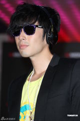 组图：吴建豪戴黑钻耳机压轴走秀 空运礼物表孝心