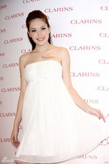 组图：许玮宁低胸连衣裙亮相 称相信阮经天说词