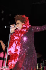 组图：格莱美歌手梅西葛雷香港开唱 紫裙闪耀