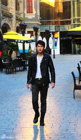 组图：何明翰帅气写真来袭 尽显儒雅男人魅力