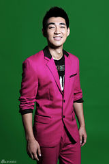 组图：胡洋玫红西装写真青春洋溢