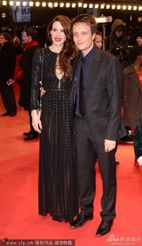 组图：《嫌犯莱拉》首映 导演皮亚携小童星抢镜