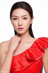 组图：万茜新年写真红裙娇艳 散发妩媚气质