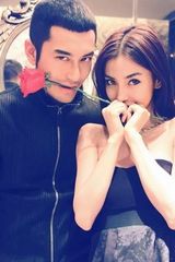 组图：黄晓明庆生旧照 Baby送蛋糕自称“老婆”