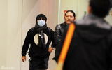 组图：张卫健黑衣黑超口罩全副武装低调抵京