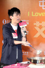 高清图：I Love You Boyz元宵签唱 与歌迷大玩游戏 