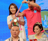 组图：孙敬媛运动装录节目 被黄健翔熊抱春光乍泄