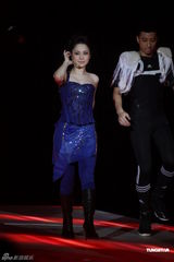 组图：Twins上海开唱张杰助阵 阿Sa赞其好男人