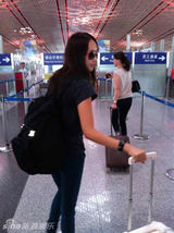 组图：童瑶休闲潮装现身机场 黑超扮酷潮范儿十足
