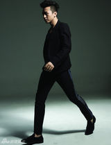 组图：邓超《男人风尚》展示撞色西服