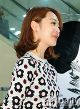 组图：f(x)雪莉为品牌站台短裙俏丽甜美