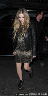 组图：艾薇儿甜美亮相 蟒蛇纹连衣裙抢镜