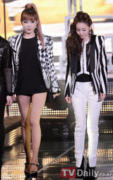 组图：首尔歌谣大赏 朴春甩掉鞋水晶露腹肌