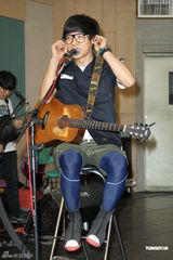 组图：卢广仲不畏台风彩排 郭采洁探班送补品