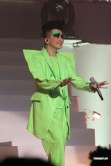 组图：达明一派开唱容祖儿献吻 有意内地巡回演出