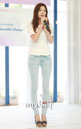 幻灯图：朴韩星举行图片展 宣传其名字命名牛仔裤