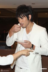 组图：高以翔帅气亮相义卖 否认与雷凯欣一夜情