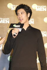 幻灯：王力宏上海出席代言活动 和粉丝分享护肤心得