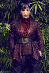 李冰冰登《VOGUE》大片 烟熏妆搭配利落短发