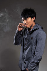 组图：刘小辉帅气写真 尽显绅士魅力