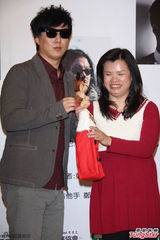 组图：担心盲胞舞台消失 萧煌奇站台送暖