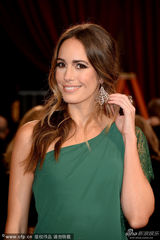 组图：露易丝-罗斜肩绿裙显修长身材