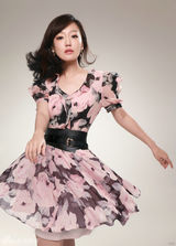 组图：薛佳凝初夏写真绽放轻熟女风情