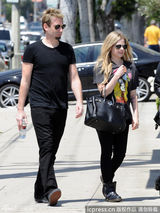 艾薇儿试婚纱疑婚期将近 与未婚夫采购钻戒(图)