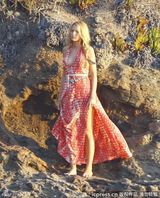 组图：莱弗利海滩漫步清凉秀美腿 蝴蝶纹身性感曝光