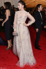 阿尔巴金色长裙赛缪斯 老牌美女波姬-小丝拄拐(图)