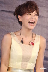 组图：丁当发片牵红线求姻缘 自曝曾被前男友劈腿