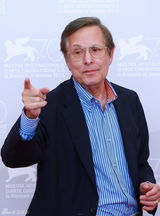 组图：弗莱德金荣获终身成就奖 抱好友红毯庆祝