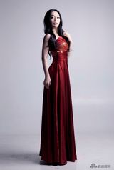 高清图：女主持人张慧君拍摄中国红礼服写真
