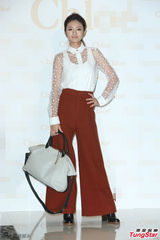组图：安以轩斑点透明装亮相 红色长裤优雅干练