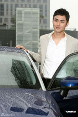 组图：阮经天帅气代言 期待新片合作黄晓明