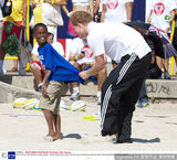 组图：哈里王子遇裸照风波 回顾坏小子成长史