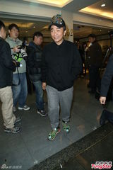 组图：吴宗宪等赴高凌风灵堂悼念 张菲频抹泪