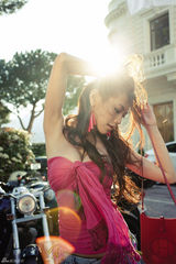 独家高清图：周秀娜写真集变轻灵少女 享受浪漫时光