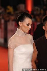 组图：金钟奖红毯纪培慧白色薄纱裙仙气十足