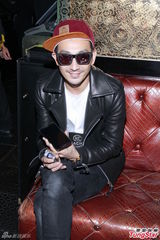 组图：李璨琛出席品牌活动 关楚耀洪天明同场