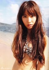 组图：小嶋阳菜夏日海滩写真 衣衫轻褪诱惑十足