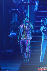 组图：周杰伦开个唱大秀人鱼线 张智霖同台助阵