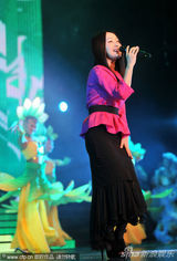 组图：杨钰莹重庆商演捞金红衣喜庆