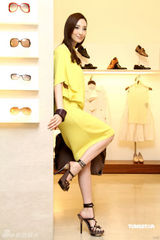 高清图：吴佩慈高腰酒瓶裙走秀 黄色套装妩媚明艳