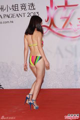 组图：亚姐泳装火辣秀胸 怪咖多女版王祖蓝现身