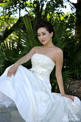 组图：杜若溪登杂志封面 披纯白婚纱娇美动人