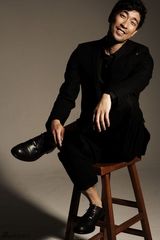 组图：王千源黑色西装显俊朗 都市新晋偶像风范