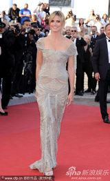 组图：超模海蒂戛纳走秀礼服露背身材高挑
